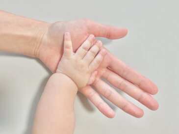 赤ちゃんの手。ふくふくしたかわいい手は幸せを呼びます。