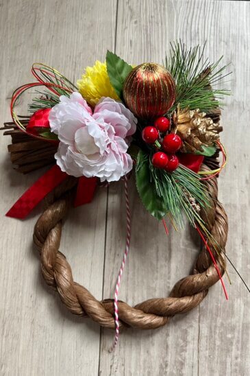 しめ縄飾りを作ります。初心者の方も安心して作って頂けます！アーティフィシャルフラワーを使って賑やかに仕上げます。お正月を皆で楽しくお祝いしませんか？