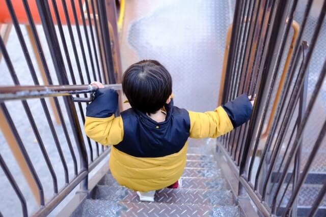 寒暖差の激しいこれからの季節には、軽くて暖かいウインドブレーカーがお子様の外遊びの必需品となっています！