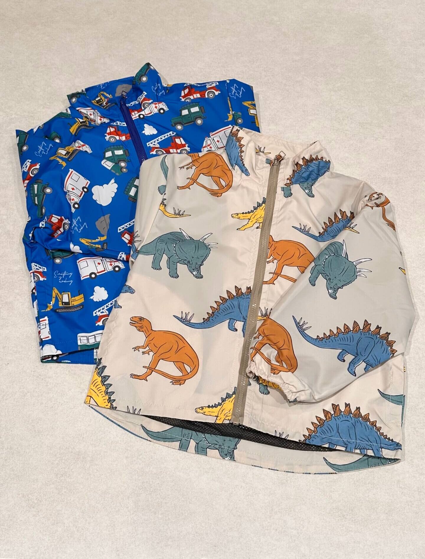 シシュノンの大人気シリーズ、乗り物・恐竜シリーズにウインドブレーカーが登場！軽くて動きやすく、フードも付いていないので、お子様の外遊びにもおすすめです！