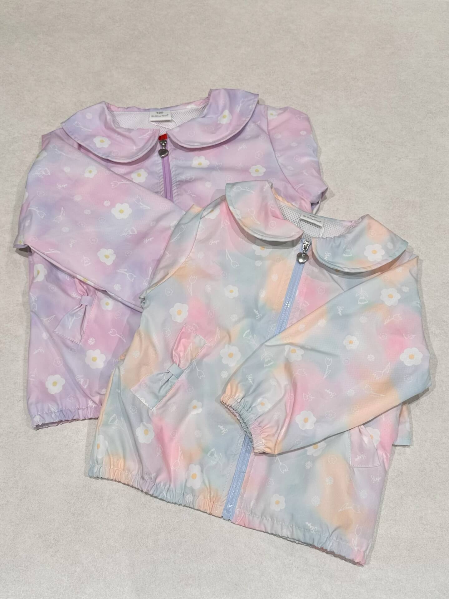 大人気子供服ブランドシシュノンの女の子のウインドブレーカー。
ポップな花の総柄デザインで、春のおさんぽ、お出かけをより華やかにします。