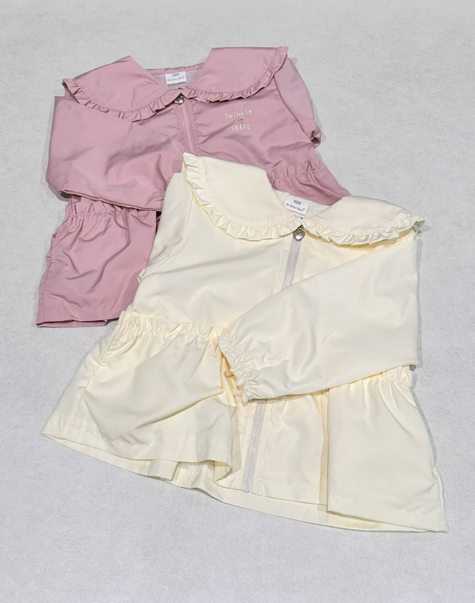 大人気子供服ブランド
ShiShuNonからおしゃれなAラインのウインドブレーカーが登場！通気性を重視した撥水加工で着心地抜群！