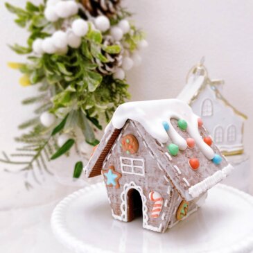 ヘクセンハウスとクリスマスブーツのアイシングクッキー！ミニチュアパーツをふんだんに飾った可愛くておいしいお菓子のおうちを作りませんか？お子様とご一緒に楽しんでいただくことも可能ですよ！