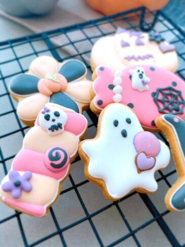 ハロウィンイメージのアイシングクッキー教室！HappyHalloween乃主役にアイシングクッキーはいかがでしょうか？初心者のかたも楽しんでいただける可愛くて少し怖い？デザイン。デコレーションパーツももりもりで、色々なアレンジが出来ます！もちろん、クッキーも抜群に美味しいですよ！