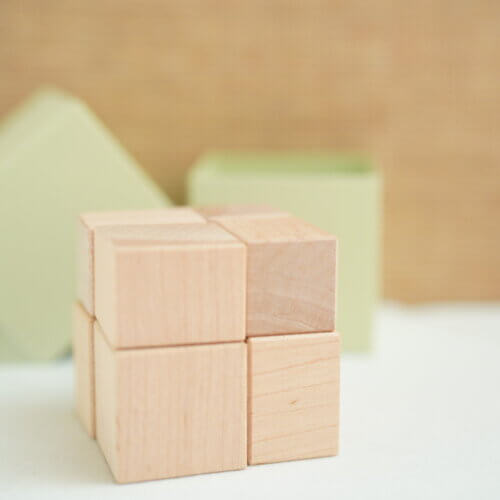 モンテッソーリ教具の二項式積み木です。Foresta オリジナルのこちらの積み木は国産の無垢の木を使用し、一つ一つ職人の手で作り上げています。国産ならではの品質、優しい手触りで、数学の知識を自然と伝える不思議な積み木です。