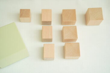 モンテッソーリ教具の二項式積み木です。Foresta オリジナルのこちらの積み木は国産の無垢の木を使用し、一つ一つ職人の手で作り上げています。国産ならではの品質、優しい手触りで、数学の知識を自然と伝える不思議な積み木です。