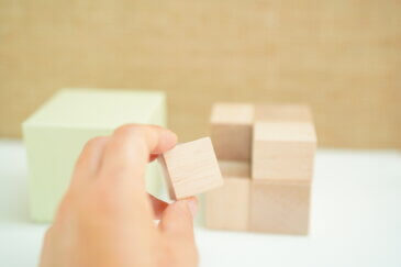 モンテッソーリ教具の二項式積み木です。Foresta オリジナルのこちらの積み木は国産の無垢の木を使用し、一つ一つ職人の手で作り上げています。国産ならではの品質、優しい手触りで、数学の知識を自然と伝える不思議な積み木です。