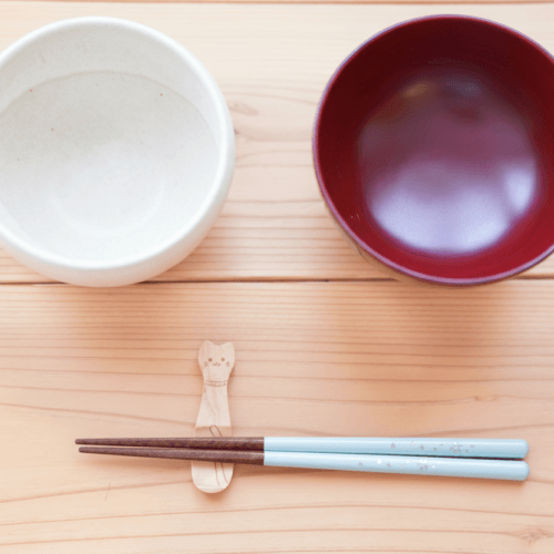 豆がつかめるお箸。初めてのお箸に最適な天然木、漆加工によるお子様向けのお箸です。